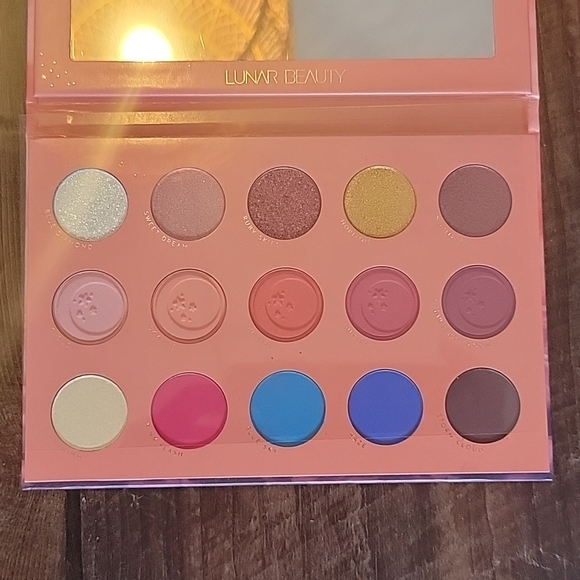 Lunar Beauty Strawberry Dreams Eyeshadow Palette - Picture 3 of 3